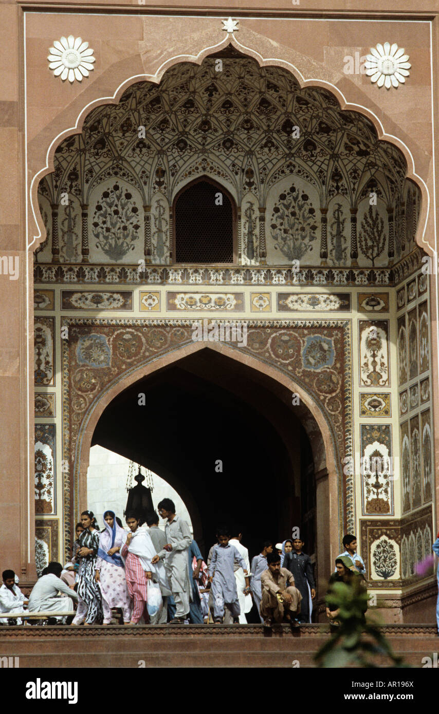 Entrer, TheBadshahi-Moschee in Lahore ist ein Bild aus Stein. Studenten und ausgehen, wurde die Moschee von Aurangzeb 1673 erbaut. Stockfoto