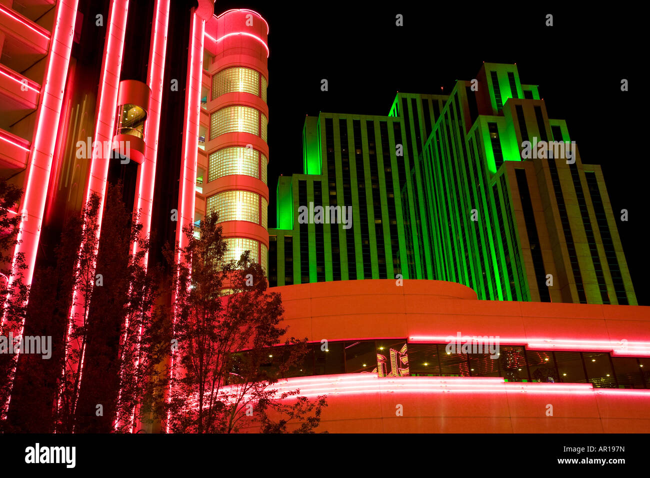 Neonlicht-Gebäude, darunter das Eldorado Hotel und Casino Downtown Reno Nevada Stockfoto