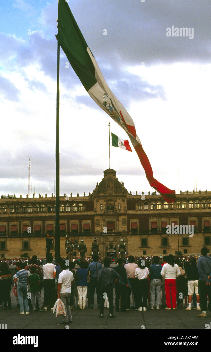 Truppen zu erhöhen die Flagge wichtigsten qm-Mexiko-Stadt Stockfoto