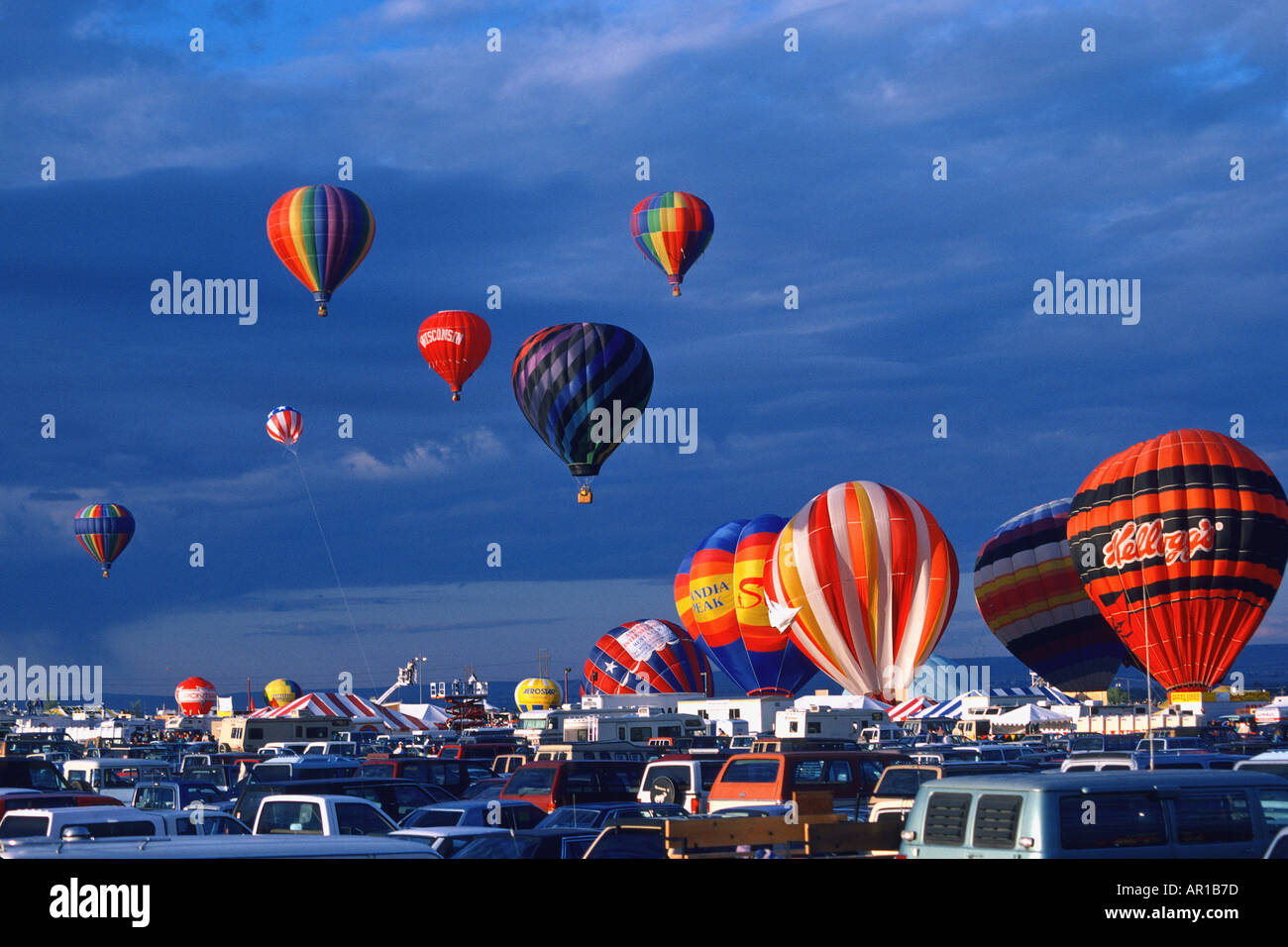 Überfüllten Parkplatz und am frühen Morgen Aufstieg am internationalen Hot Air Balloon Festival in Albuquerque, New Mexico Stockfoto