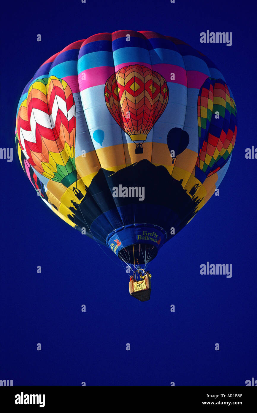 Heißluftballon vor tiefblauem Himmel Albuquerque NM Stockfoto