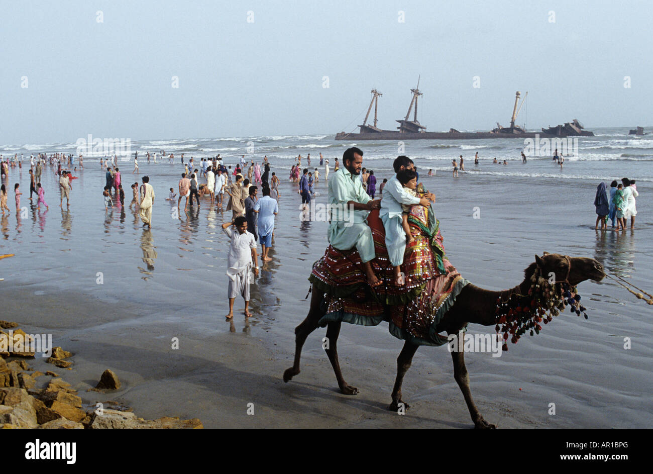 CliftonBeach, Karachi OnSunday Nachmittag. Kamelreiten sind Teil des Spaßes und der Freude der Wellen zu schweigen von den Schiffbruch Stockfoto