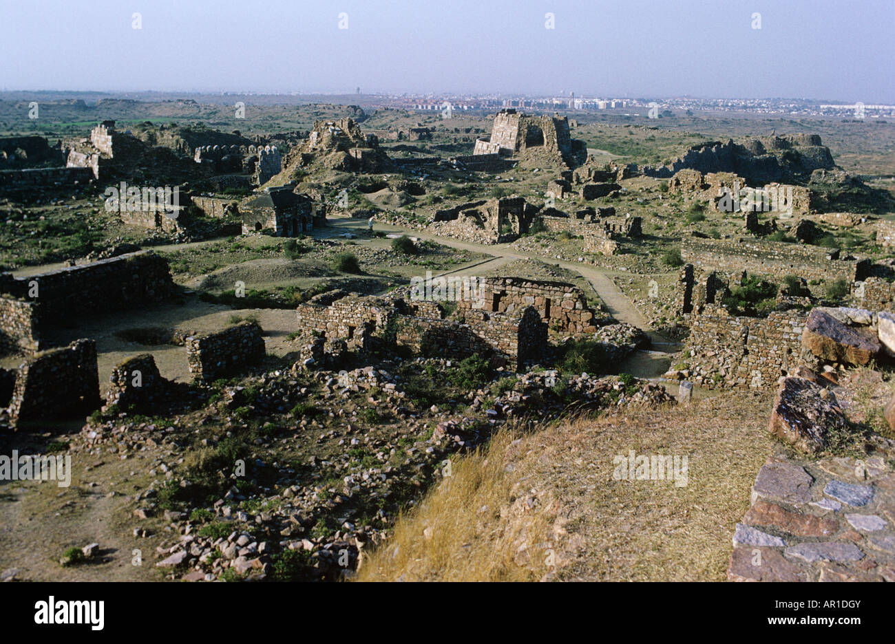 Tughlaqabad Fort, ruiniert Fort in Delhi von Ghiyas-Ud-Din Tughlaq.In 1321 begann er es aber died1324 gebaut. Fluch von Nizamuddin Auliya Stockfoto