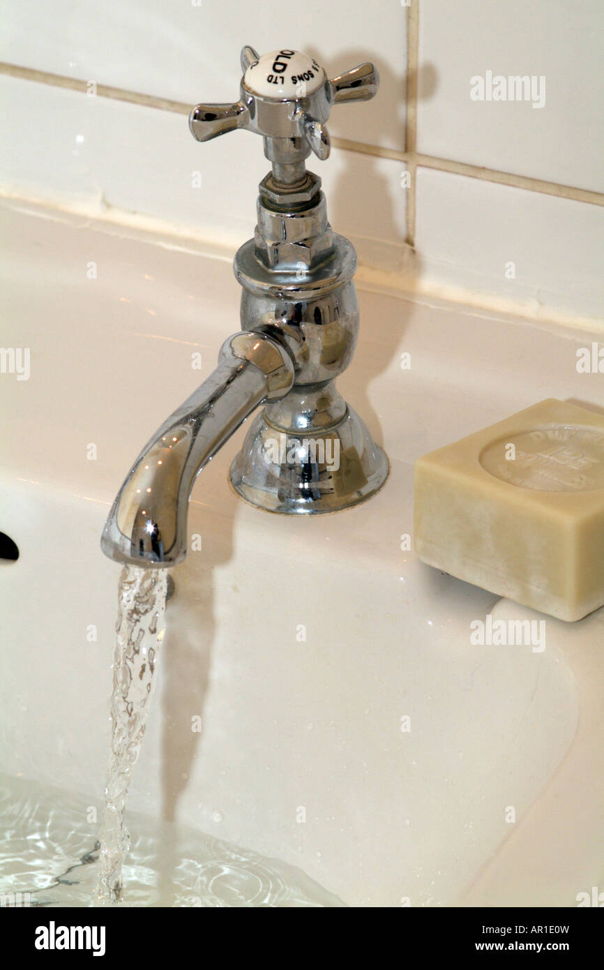 Kaltes Wasser Wasserhahn Seife und fließendem Wasser Stockfoto