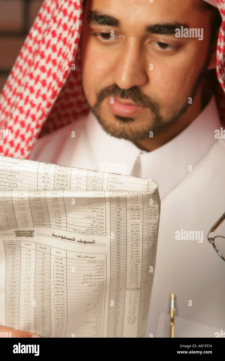 Arabische Mann liest Zeitung Stockfoto