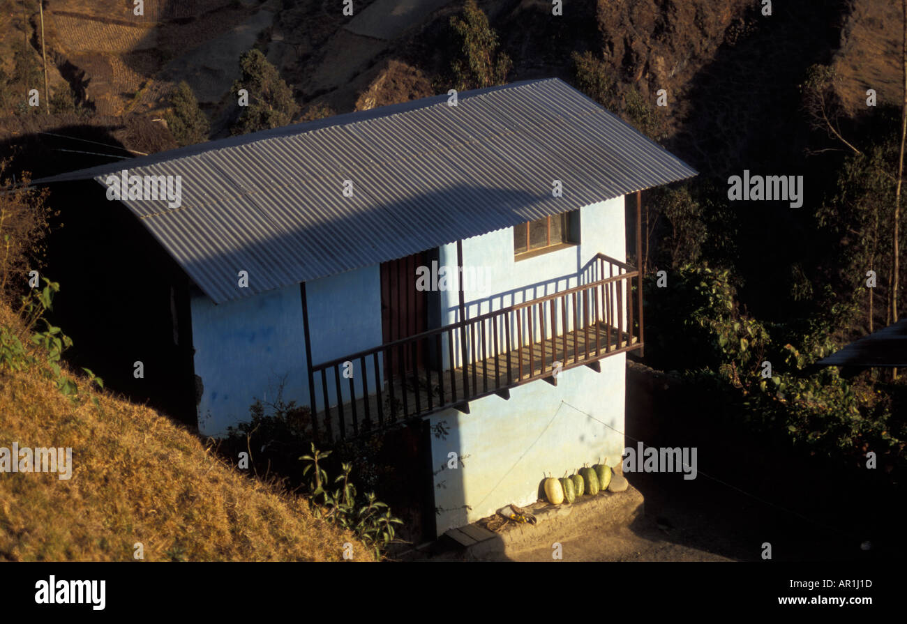 Landhaus mit Balkon und Kürbisse in der Nähe der Stadt Sorata in Bolivien Stockfoto