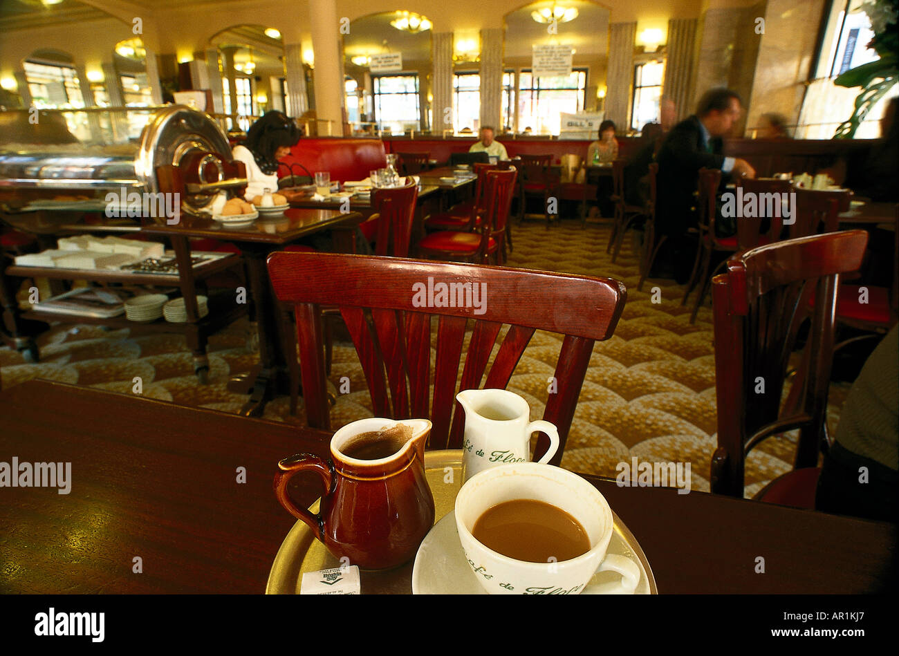 Serviertablett mit einem Kaffee im Cafe de Flore, Cafe de Flore, Boulevard Saint-Germain, Paris, Frankreich Stockfoto