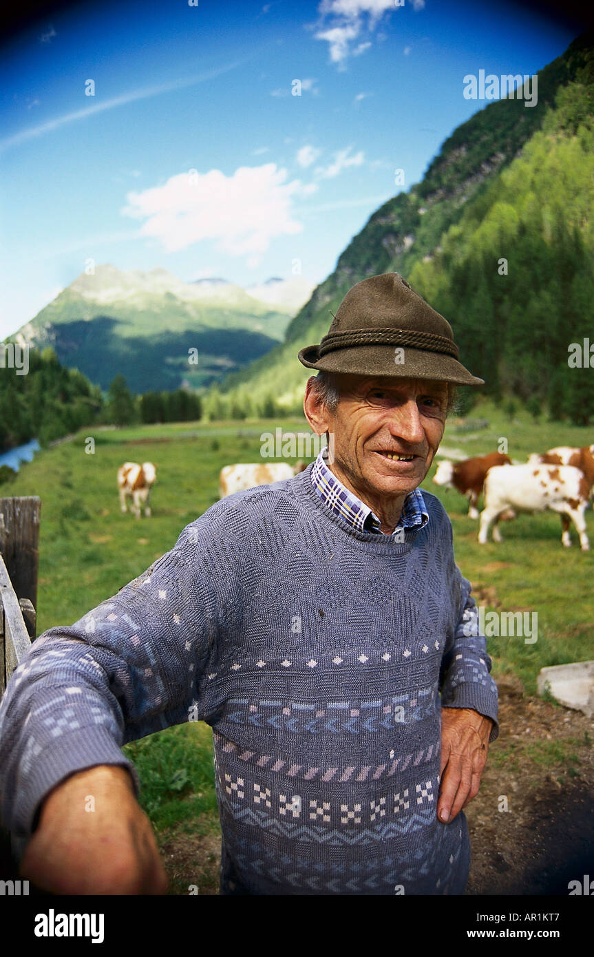 Lächelnde Bauern stehen auf einer Weide Tauferer Tal, Ahrntal, Pustertal, Südtirol, Italien Stockfoto