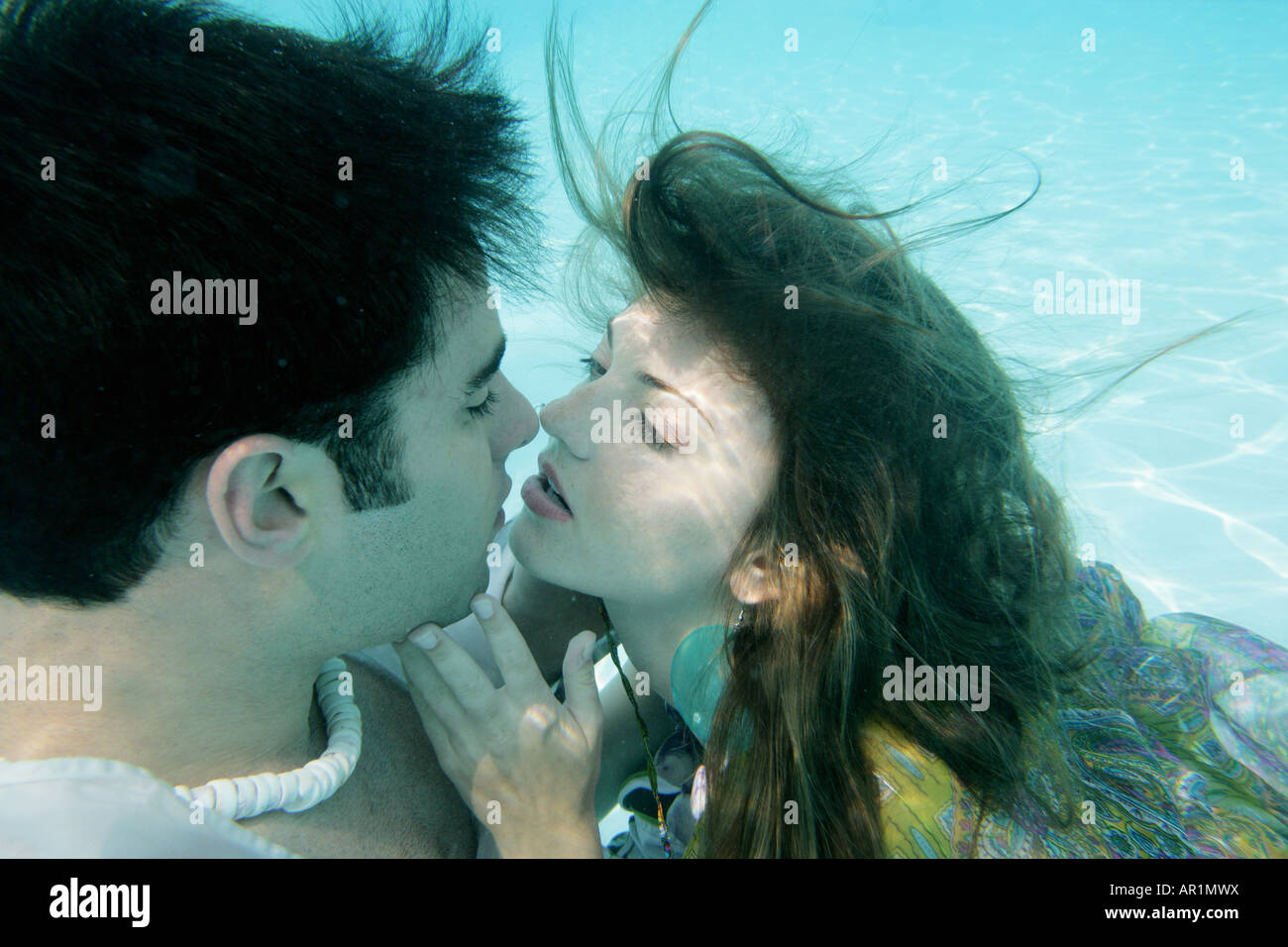 Junges Paar unter Wasser küssen. Stockfoto
