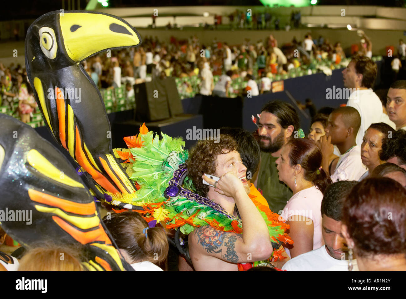 Mann am Telefon tragen Karnevalskostüm nach der Teilnahme an der Parade bei Karneval-Menge im Sambadrome Rio De Janeiro-Brasilien Stockfoto