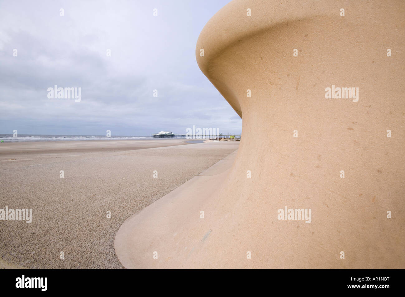 Gebäude neue Ufermauer Flut Abwehrkräfte in Blackpool, die Stadt von Klima Wandel induzierte Meeresspiegelanstieg zu schützen Stockfoto