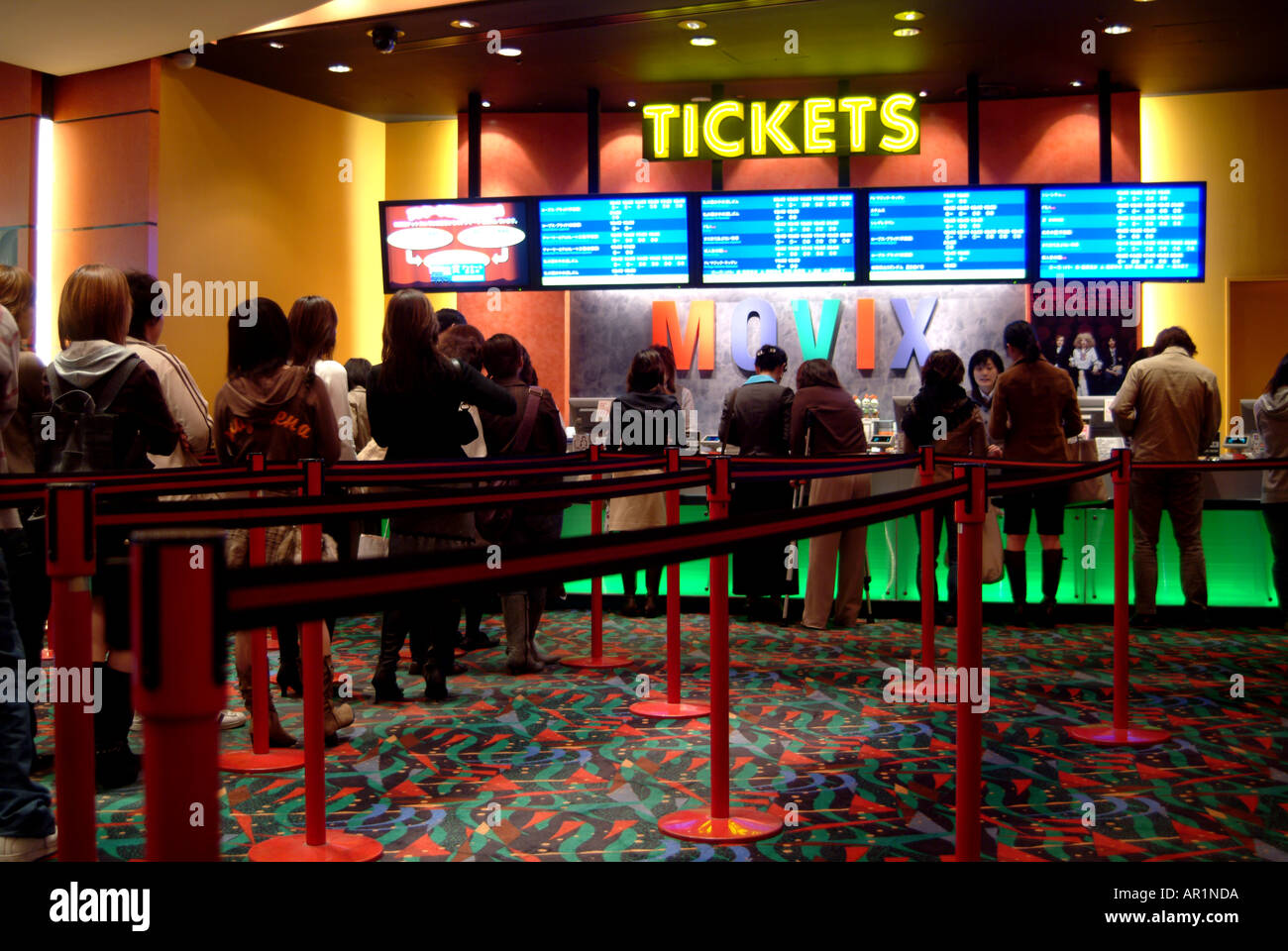 Menschen, die Schlange für die Tickets in einem Kino Kyoto Japan Stockfoto