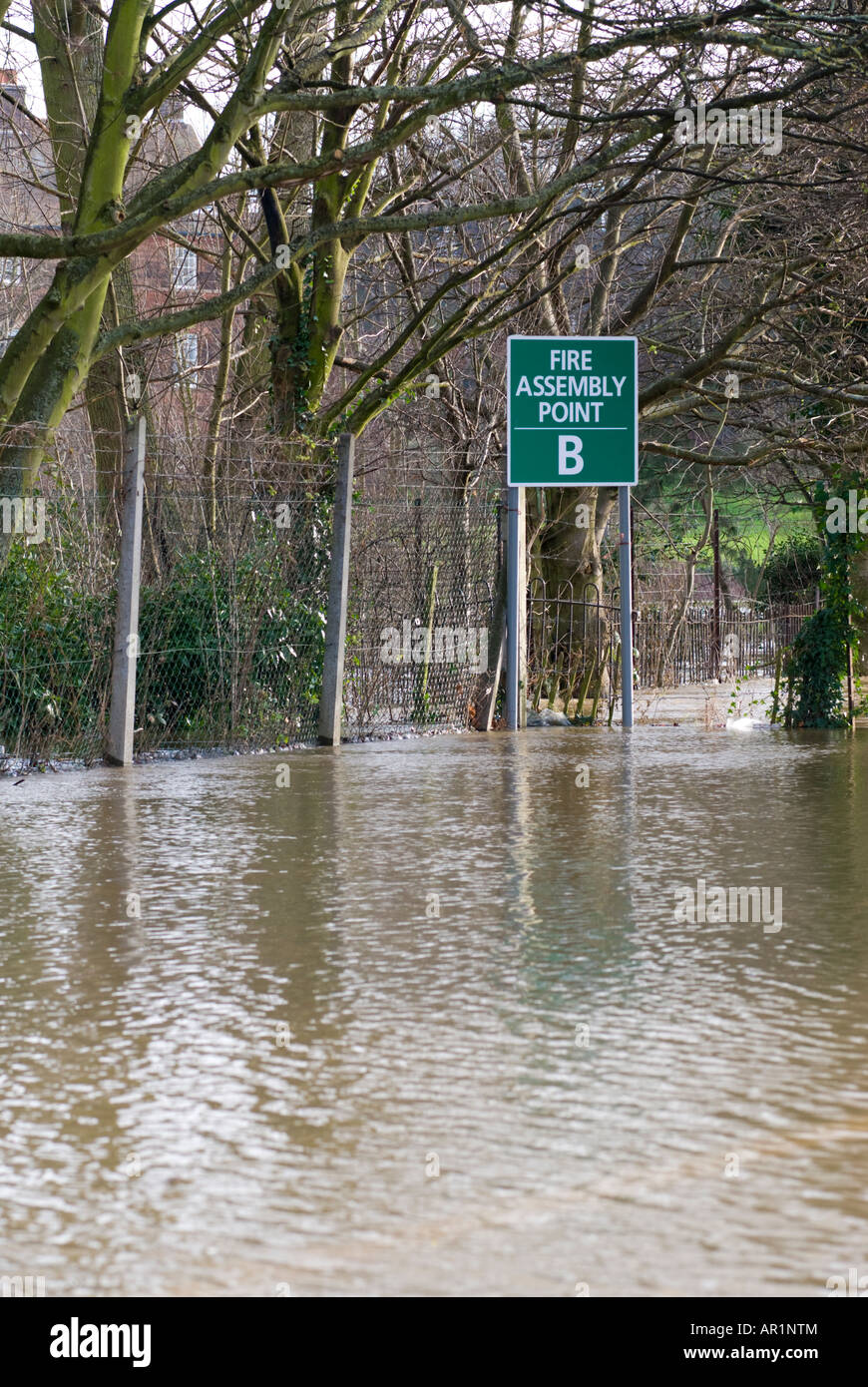 Eine Versammlung Punkt Feuerzeichen umgeben von Hochwasser Stockfoto