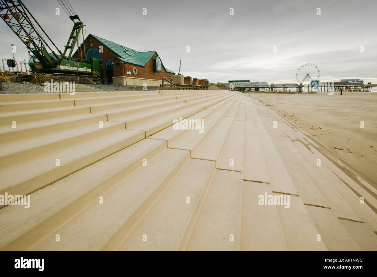 Gebäude neue Ufermauer Flut Abwehrkräfte in Blackpool, die Stadt von Klima Wandel induzierte Meeresspiegelanstieg zu schützen Stockfoto