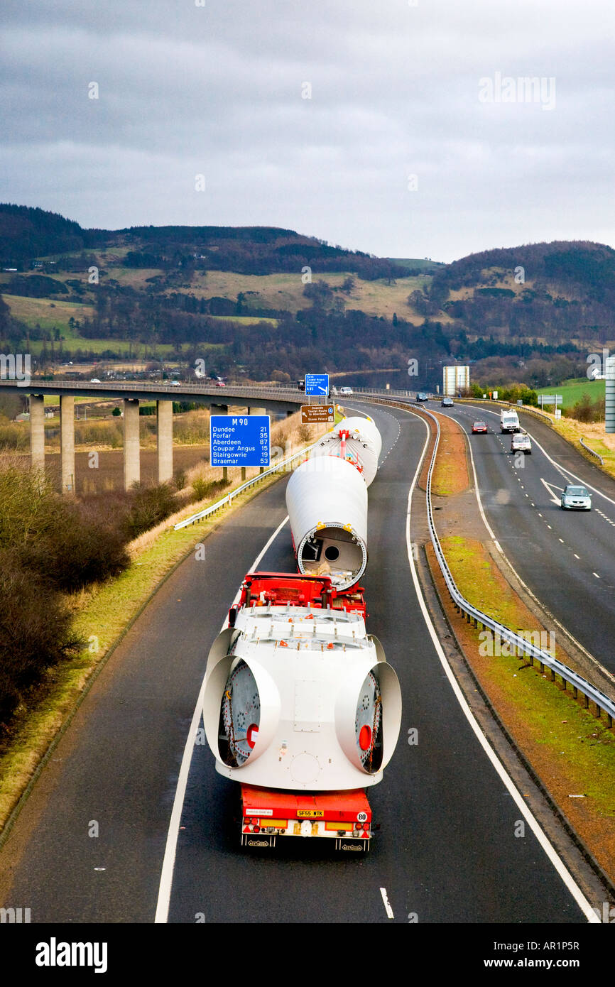 Svaergods Transport Güterverkehr auf der Straße geben, liefern die Windkraftanlagen, windfarm Komponenten Drumderg Ort, Alyth, Schottland, Großbritannien Stockfoto