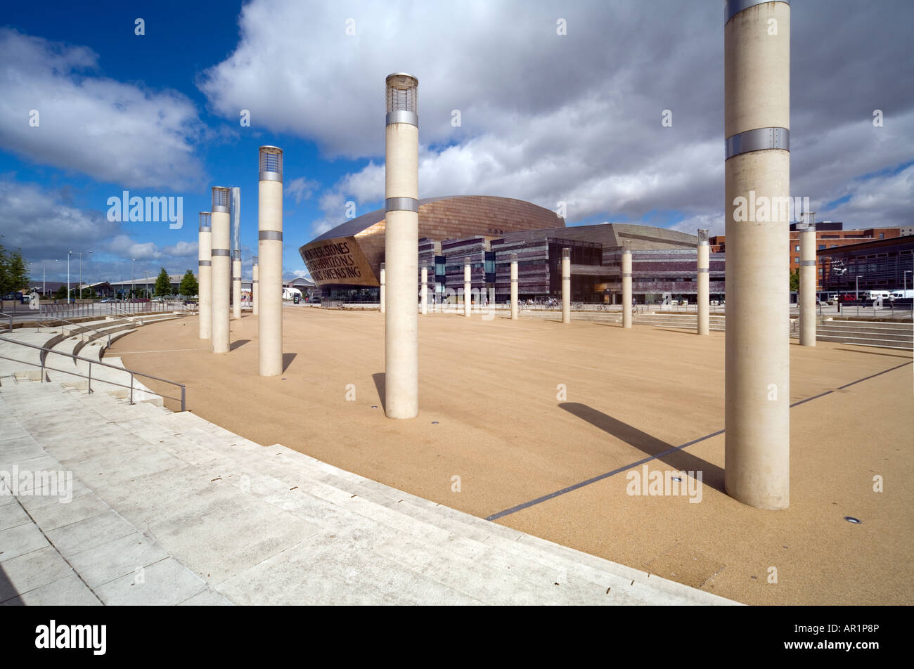 Roald Dahls Plas, ehemals das Oval Basin, zeigt die Säulen in Cardiff Bay, Wales mit dem Millennium Center im Hintergrund Stockfoto