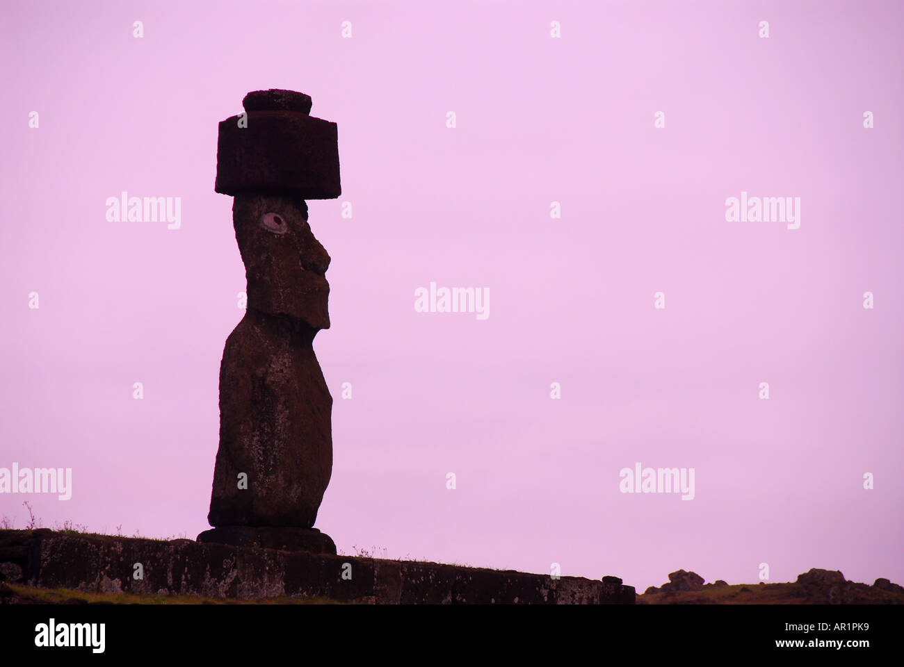 Chile Osterinsel Ahu Tahai Moai-Statue lila silhouette Stockfoto