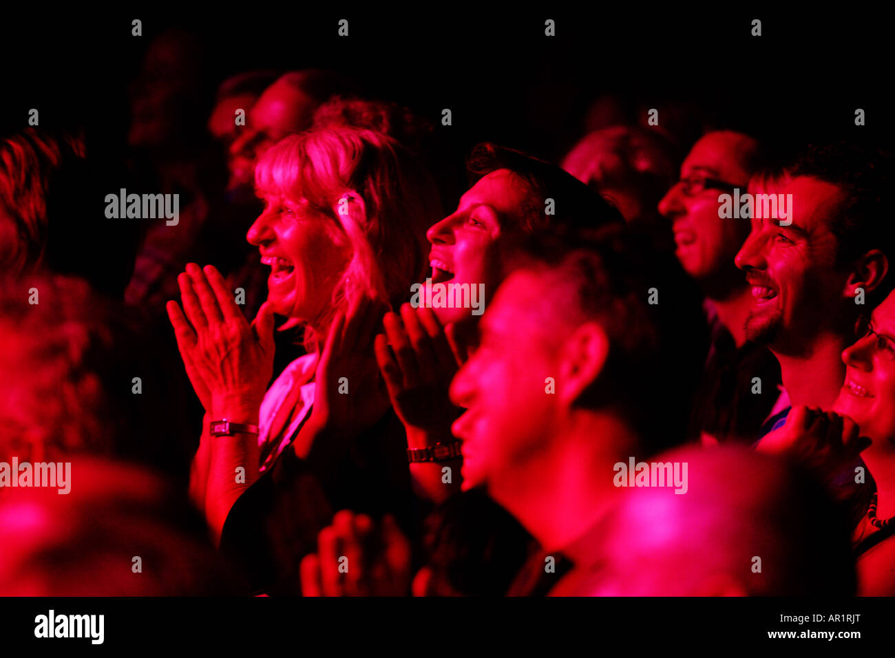 Publikum eine Show in einem kleinen Theater zu beobachten Stockfoto