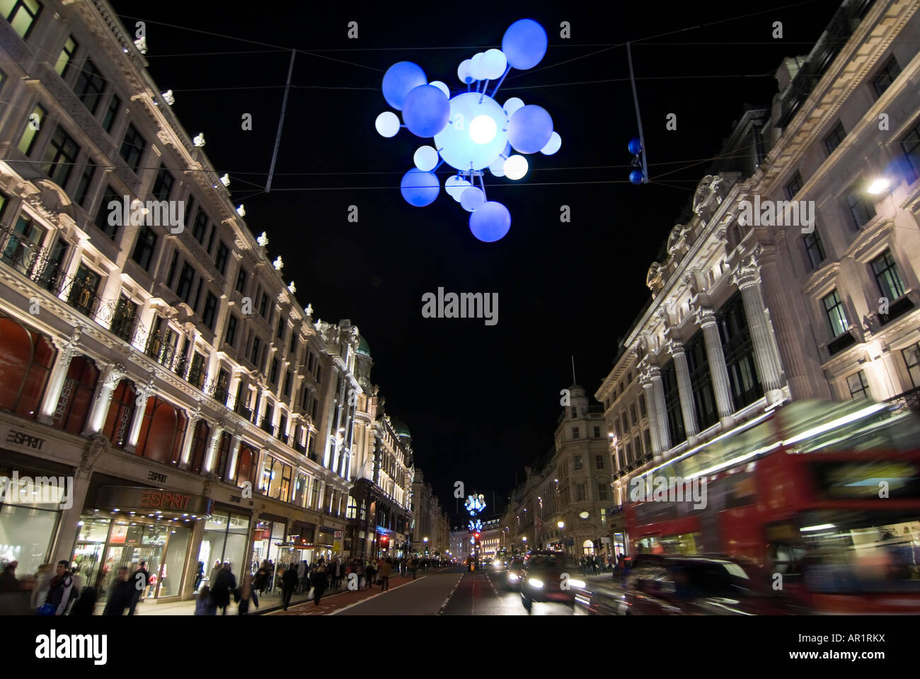 Horizontale Ansicht der abstrakten modernen Weihnachtsbeleuchtung Regent Straße mit vielen Weihnachts-Einkäufer und Verkehr Stockfoto