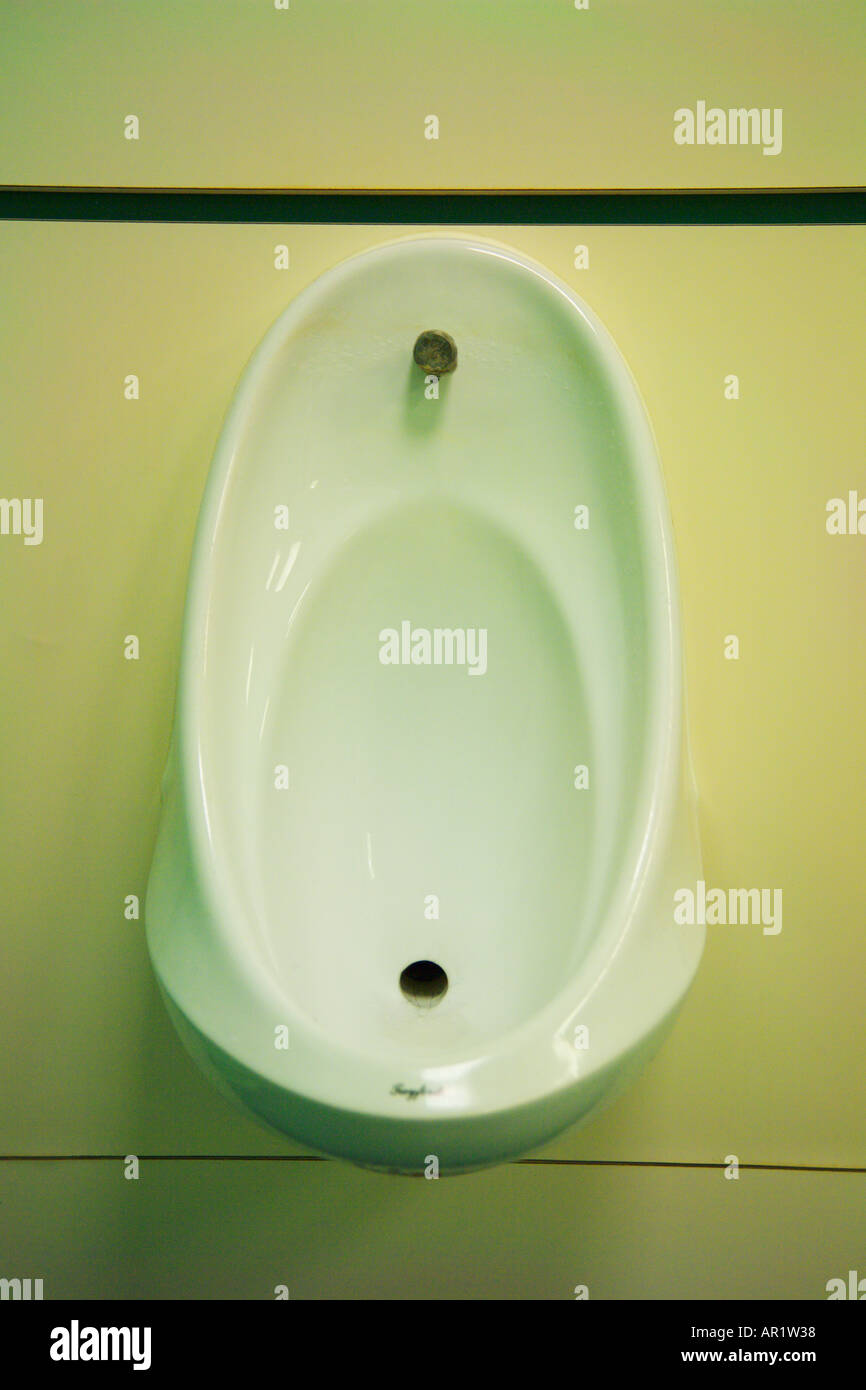 Mann urinal Fotos und Bildmaterial in hoher Auflösung Alamy