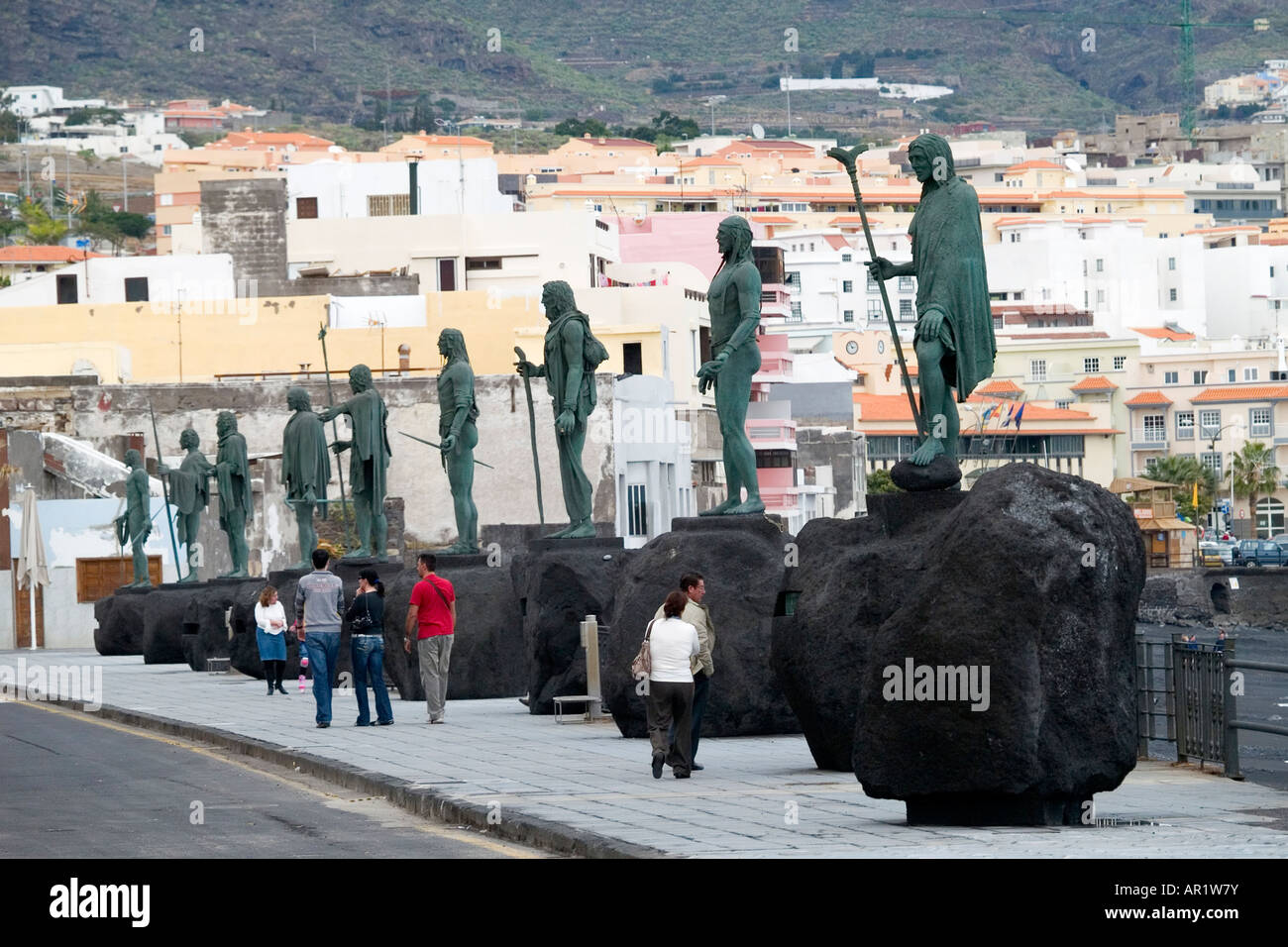 Statuen von neun Guanache Häuptlinge Menschen vor der spanischen Eroberung am Strand von Candelaria auf Teneriffa gelebt Stockfoto