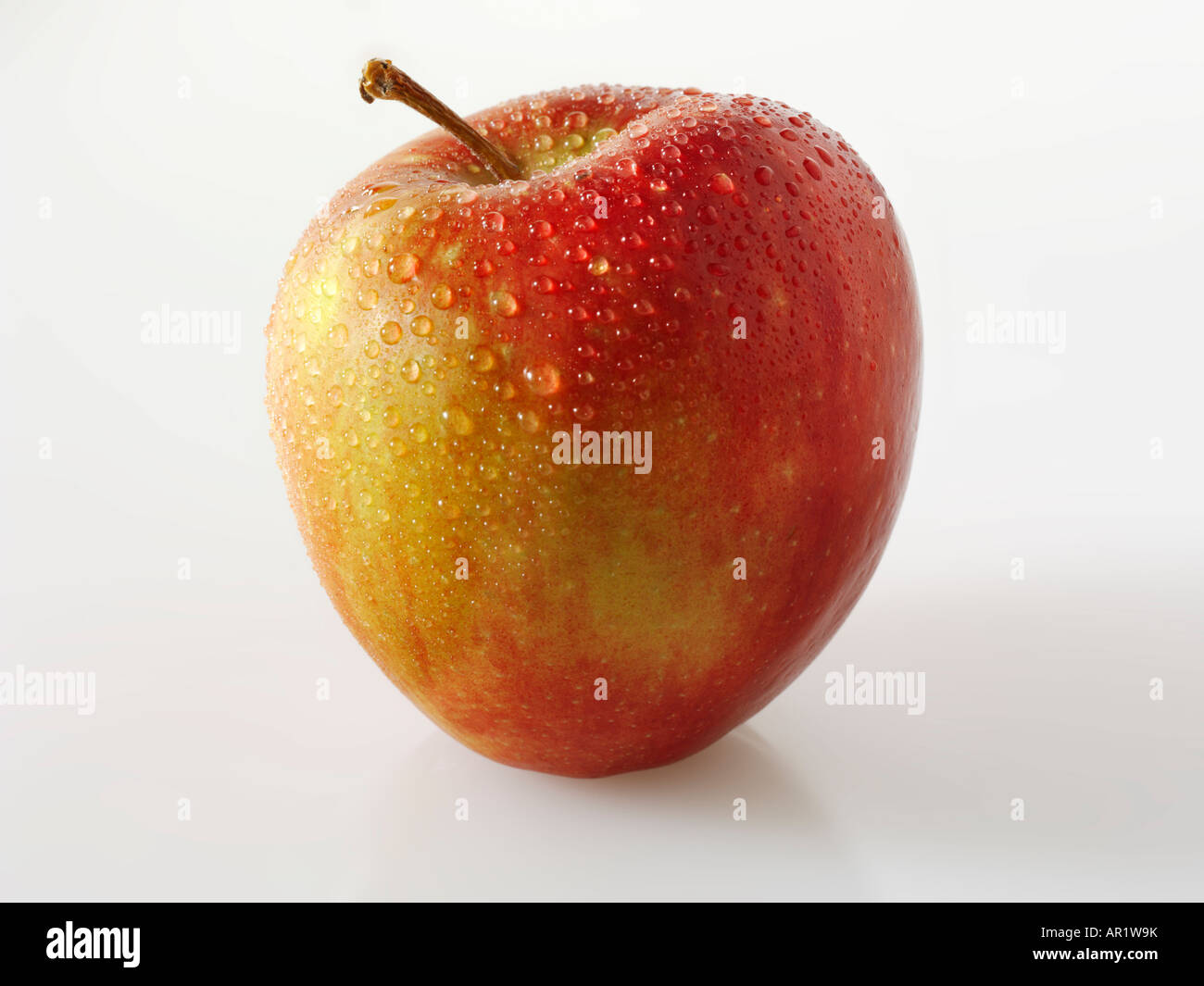 Grüne und rote Apfel mit Wassertropfen - Braeburn Stockfoto