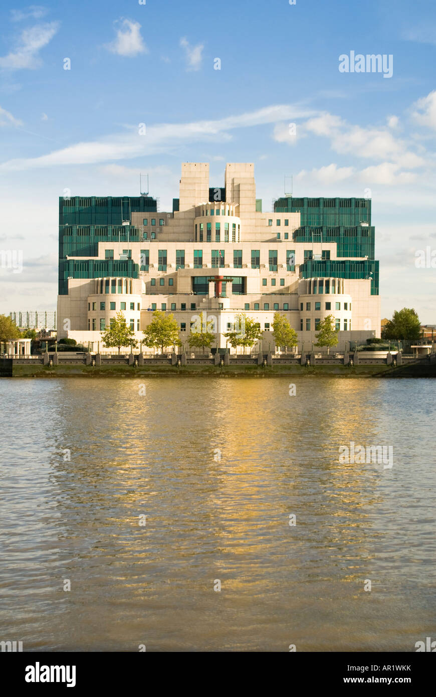 Vertikale Ansicht des Gebäudes aka der MI6 SIS Gebäude in Vauxhall spiegelt sich in der Themse an einem sonnigen Tag. Stockfoto