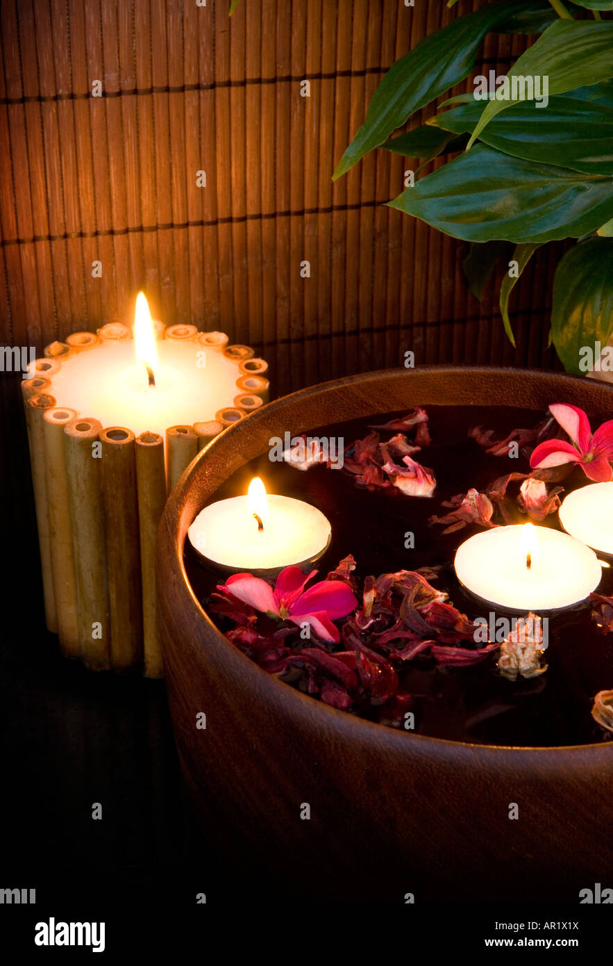 Spa-Ambiente mit schwimmenden Kerzen Stockfoto