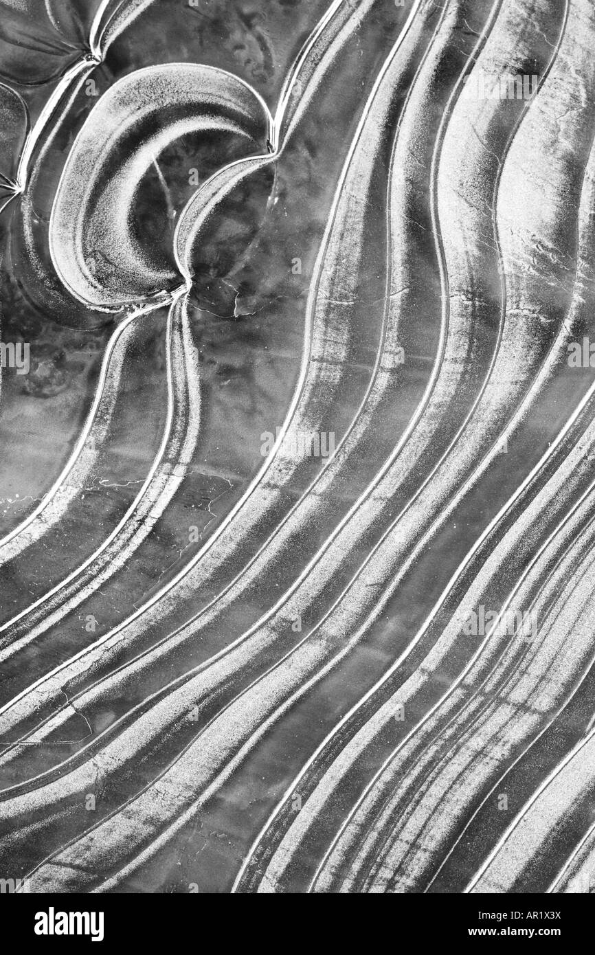 Eis-Muster in einem gefrorenen New Forest Stream, New Forest National Park, Hampshire Stockfoto