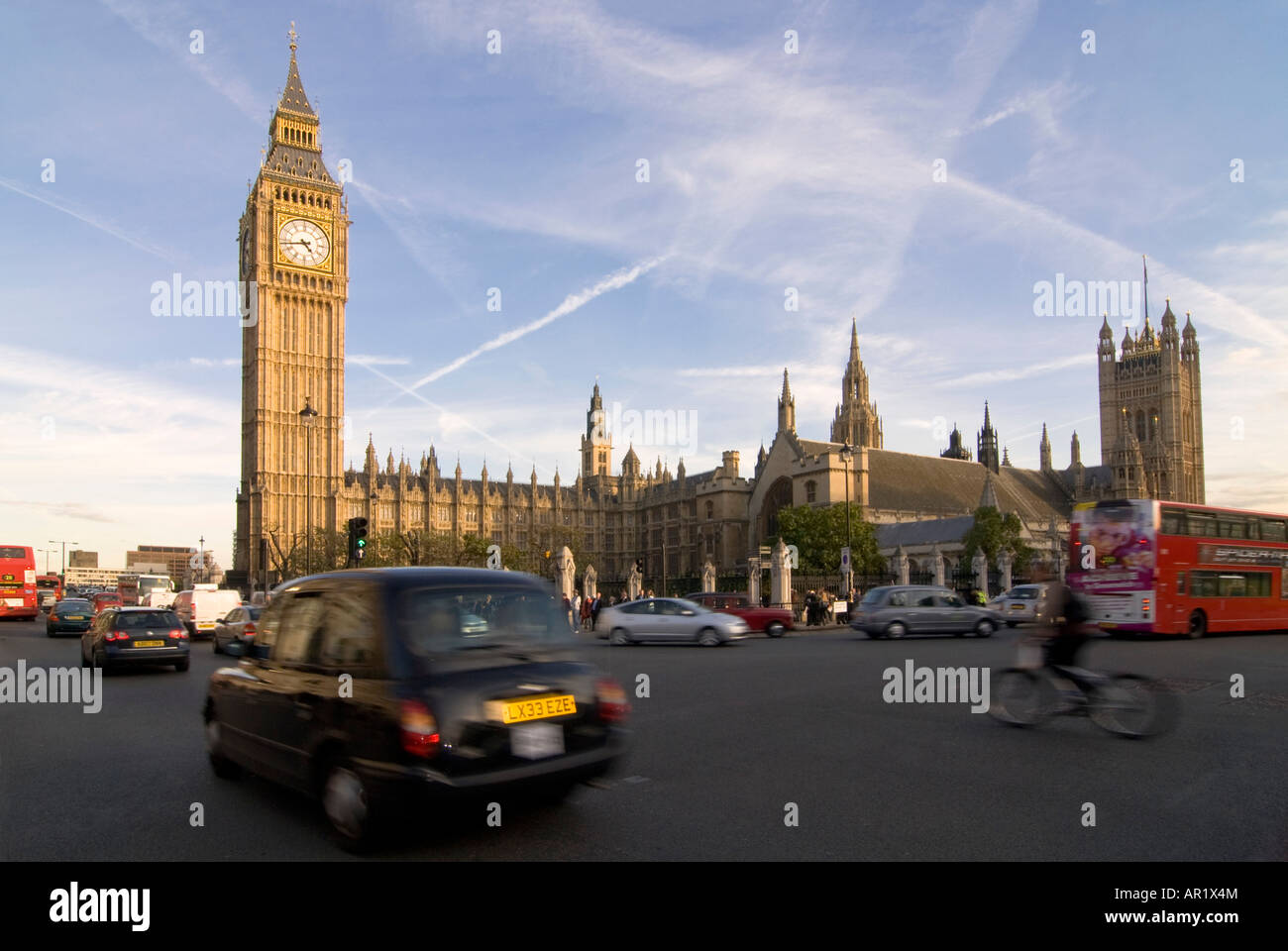 Horizontalen Weitwinkel der Houses of Parliament und Big Ben in Westminster mit Verkehr Zoomen bestanden in der Nacht beleuchtet. Stockfoto