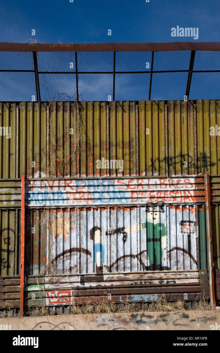 Kunstwerk auf mexikanischer Seite der Grenze Zaun zwischen USA und Mexiko Stockfoto