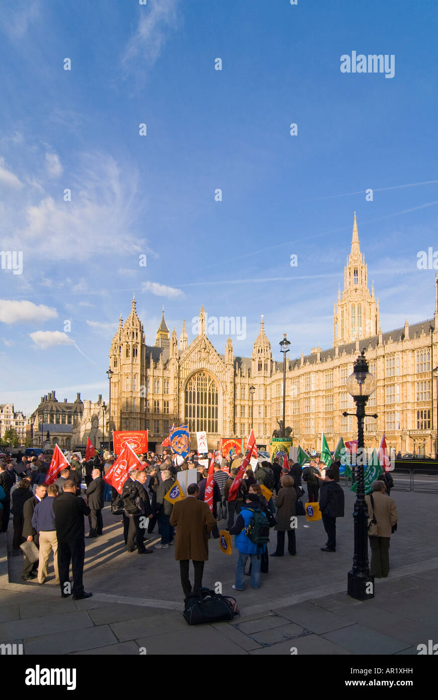 Vertikale Weitwinkel von den Houses of Parliament in Westminster mit einer RMT-Rallye im Vordergrund auf einem sonnigen Tag. Stockfoto