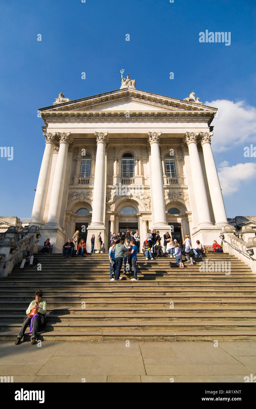 Vertikale Weitwinkel von Touristen auf den Stufen des vorderen Eingang der Tate Britain Gallery an einem sonnigen Tag. Stockfoto