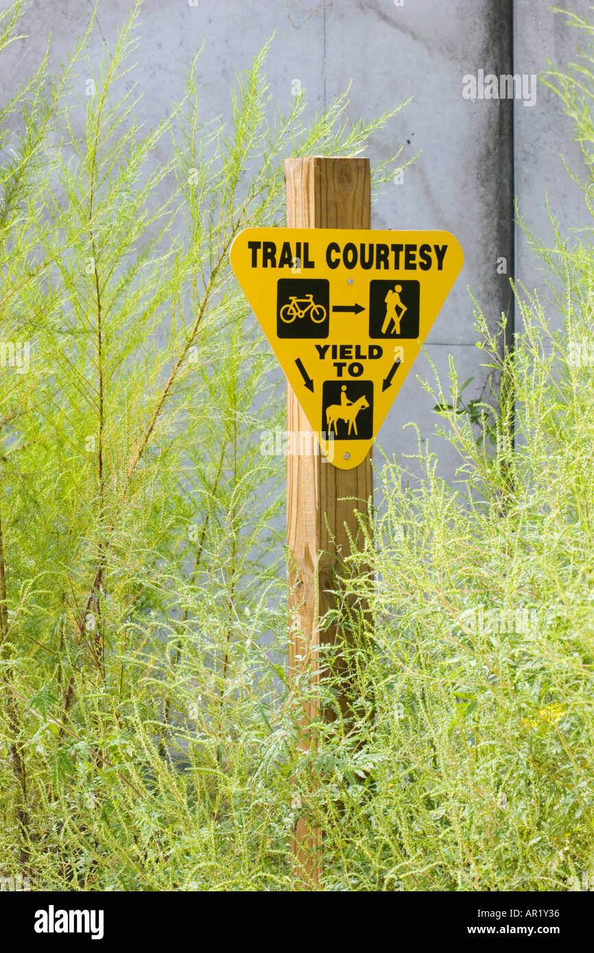 Trail-Markierung zeigt Vorfahrt auf Cross Florida Greenway Pferd, Rad- und Wanderwege trail Stockfoto