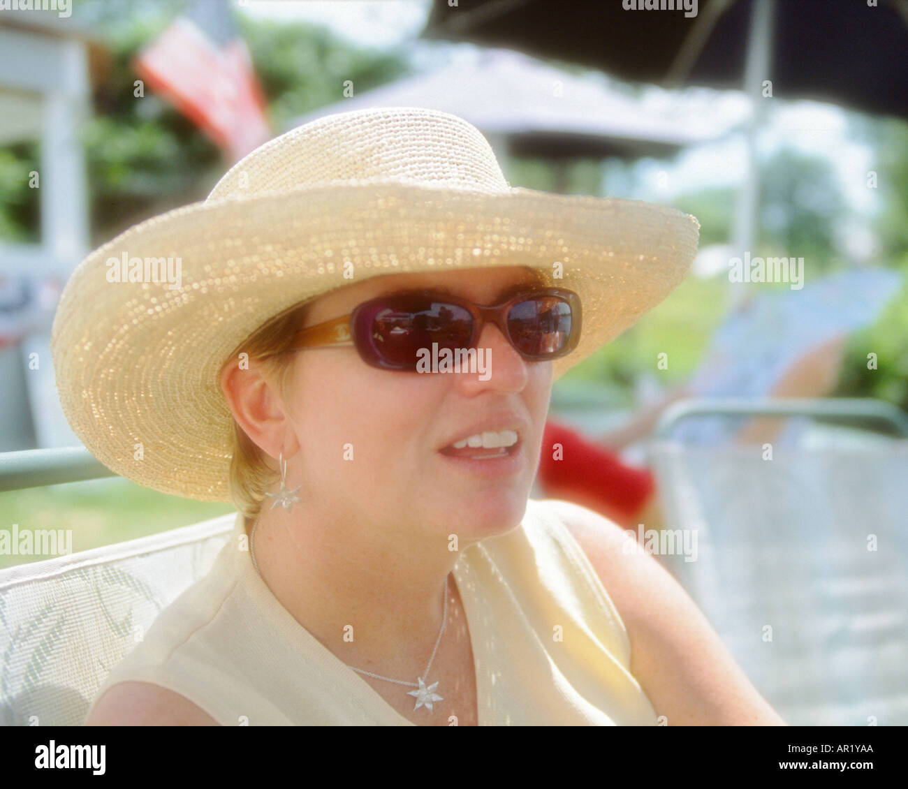 Hübsche Frau in einem Strohhut, 4. Juli, Maine USA Stockfoto