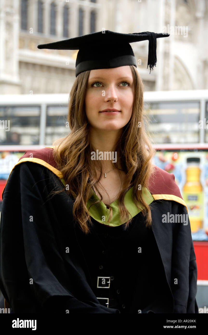 Junge Frau Diplom-empfangenden MA Master Grad City University London 2006 Stockfoto