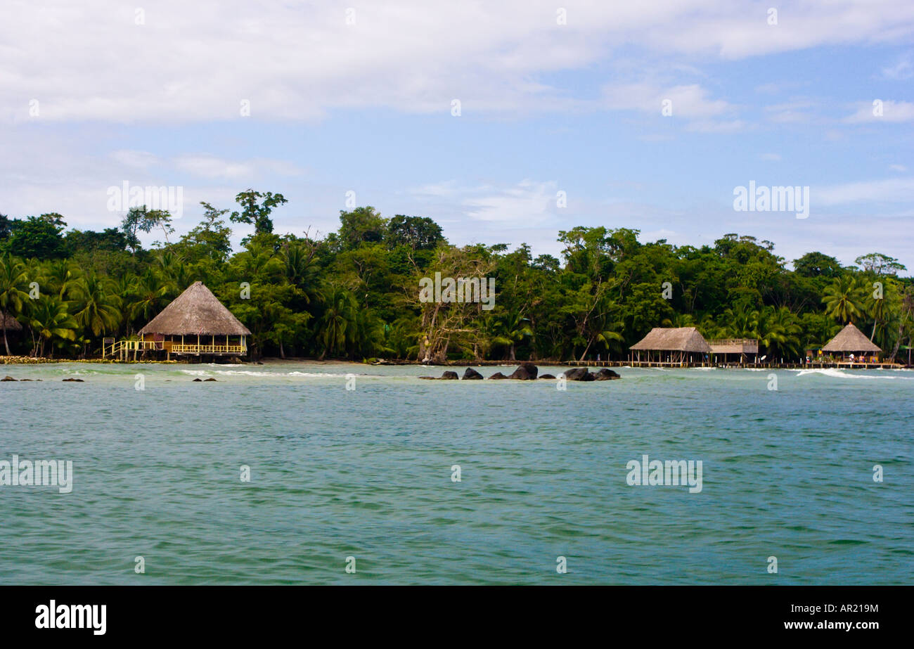 Stelzen-Gebäude am Strand Carenero Insel Bocas Del Toro Panama Stockfoto