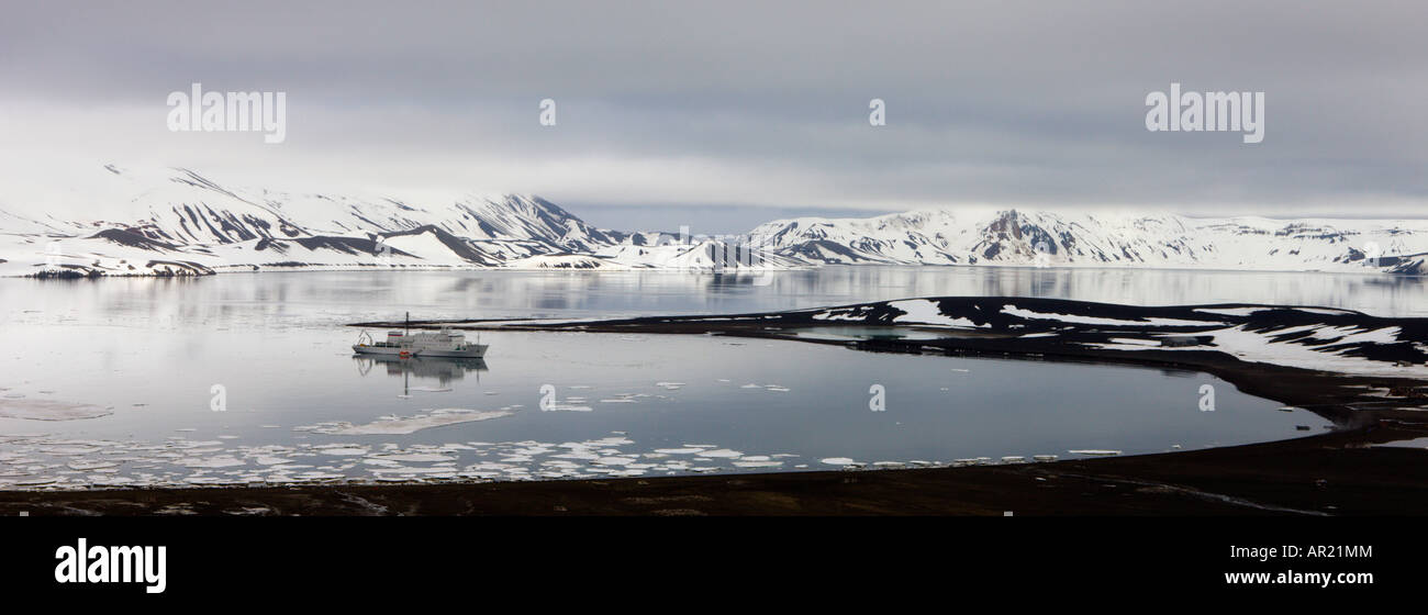 Russischen Forschungsschiff Akademik Ioffe vertäut in der gefluteten Vulkankrater von Deception Island, Antarktis Stockfoto