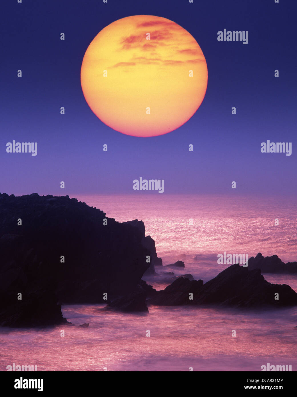 IE - CO. KERRY: Atlantik Sonnenuntergang bei Ballyferriter Bay Stockfoto
