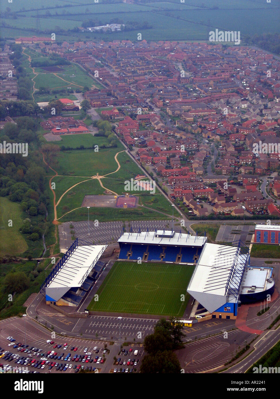 Luftbild des neuen Kassam Stadion Heimat Oxford United sehen, im Hintergrund eine Neuentwicklung erweitert Blackbird Leys Stockfoto