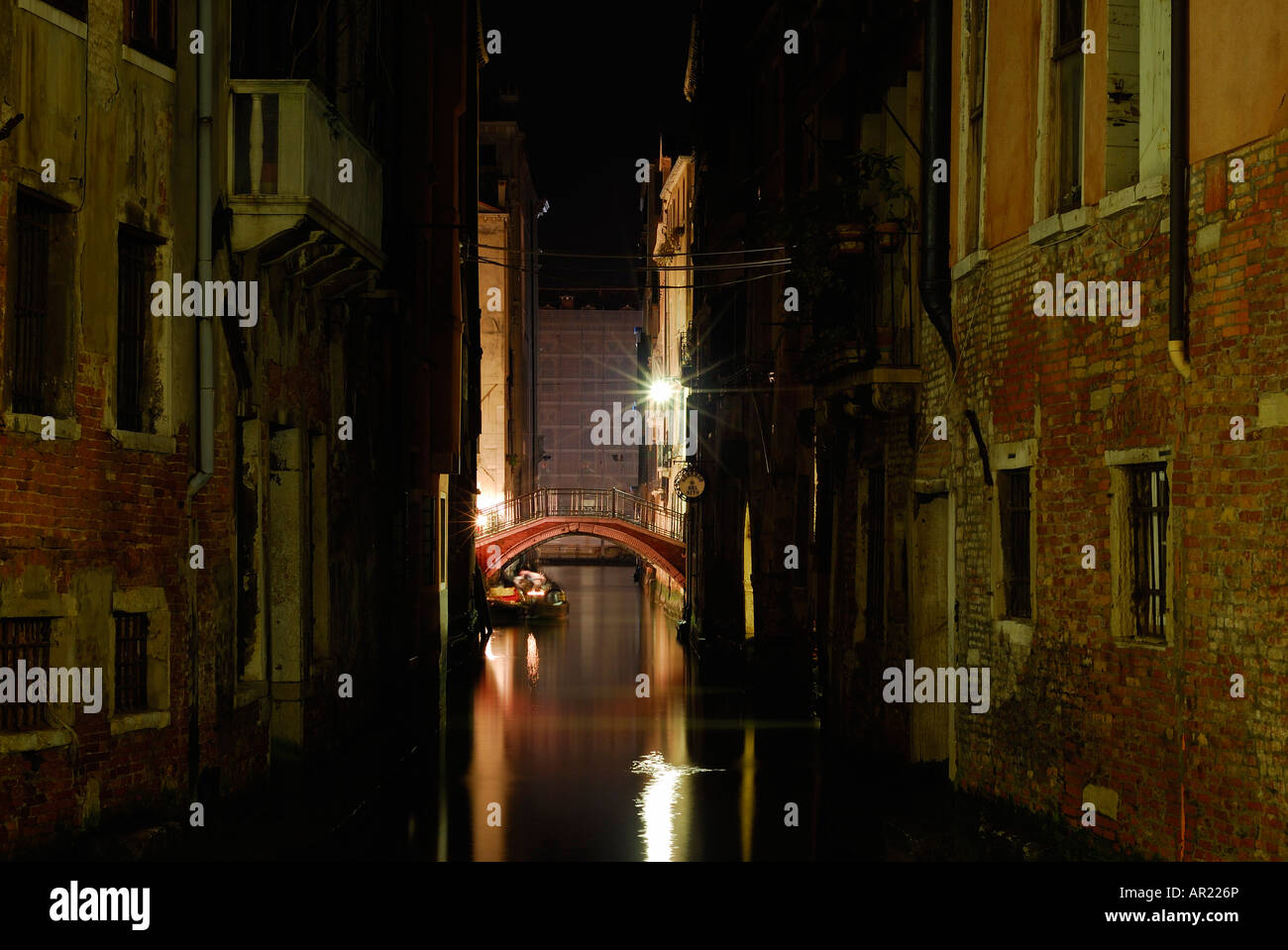 Schuss von einem Venedig-Kanal in der Nacht Stockfoto