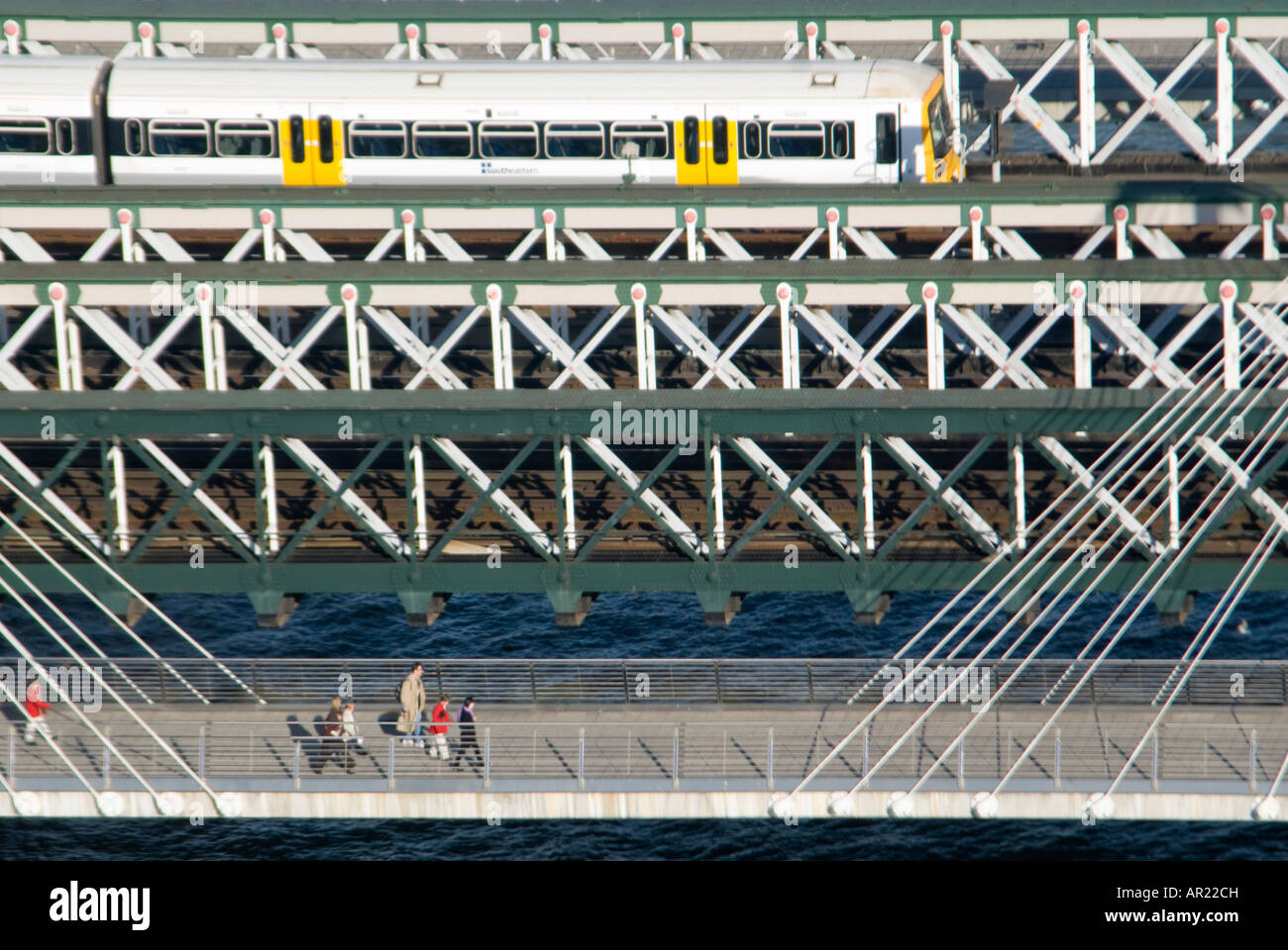 Horizontale Luftaufnahme der Brücke von Charing Cross aka Hungerford Bridge über die Themse mit einem Zug und Fußgänger überqueren Stockfoto