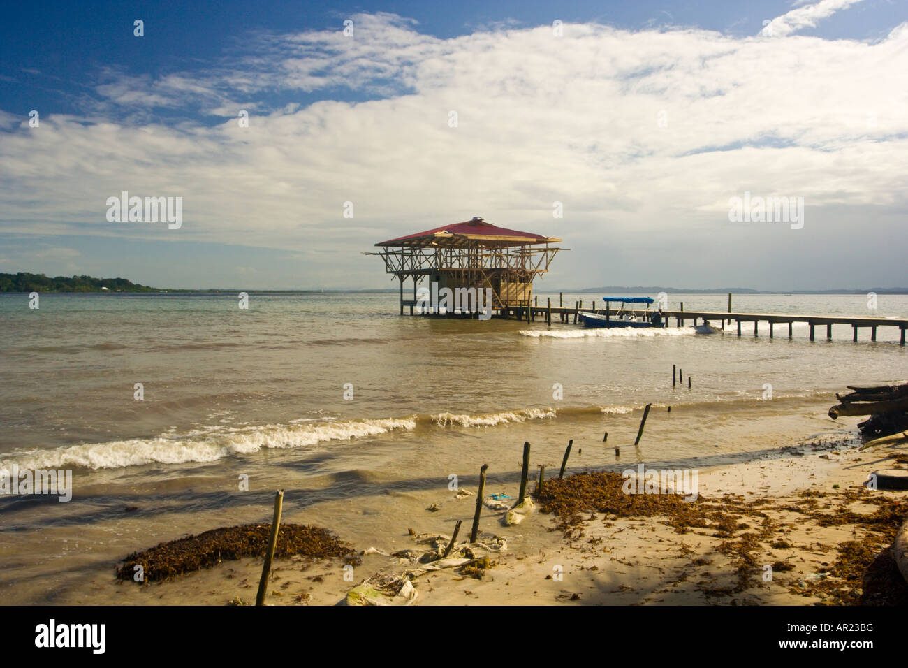 Strand und Stelzenläufer aufbauend auf Careneros Insel Bocas Del Toro Panama Stockfoto