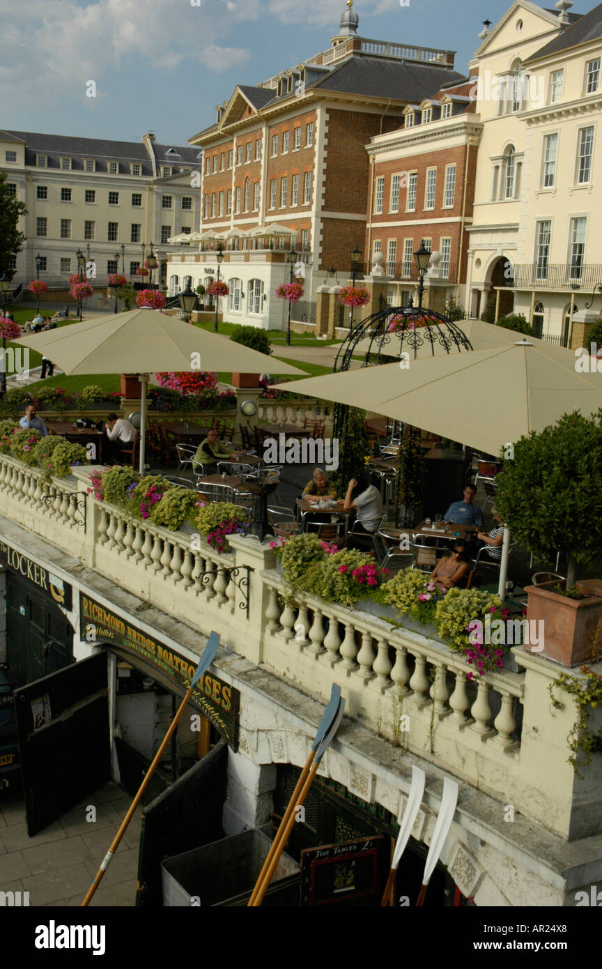 Riverside Terrasse und georgianischen Gebäuden mit Hausboote in den Vordergrund Richmond upon Thames, Surrey, England Stockfoto