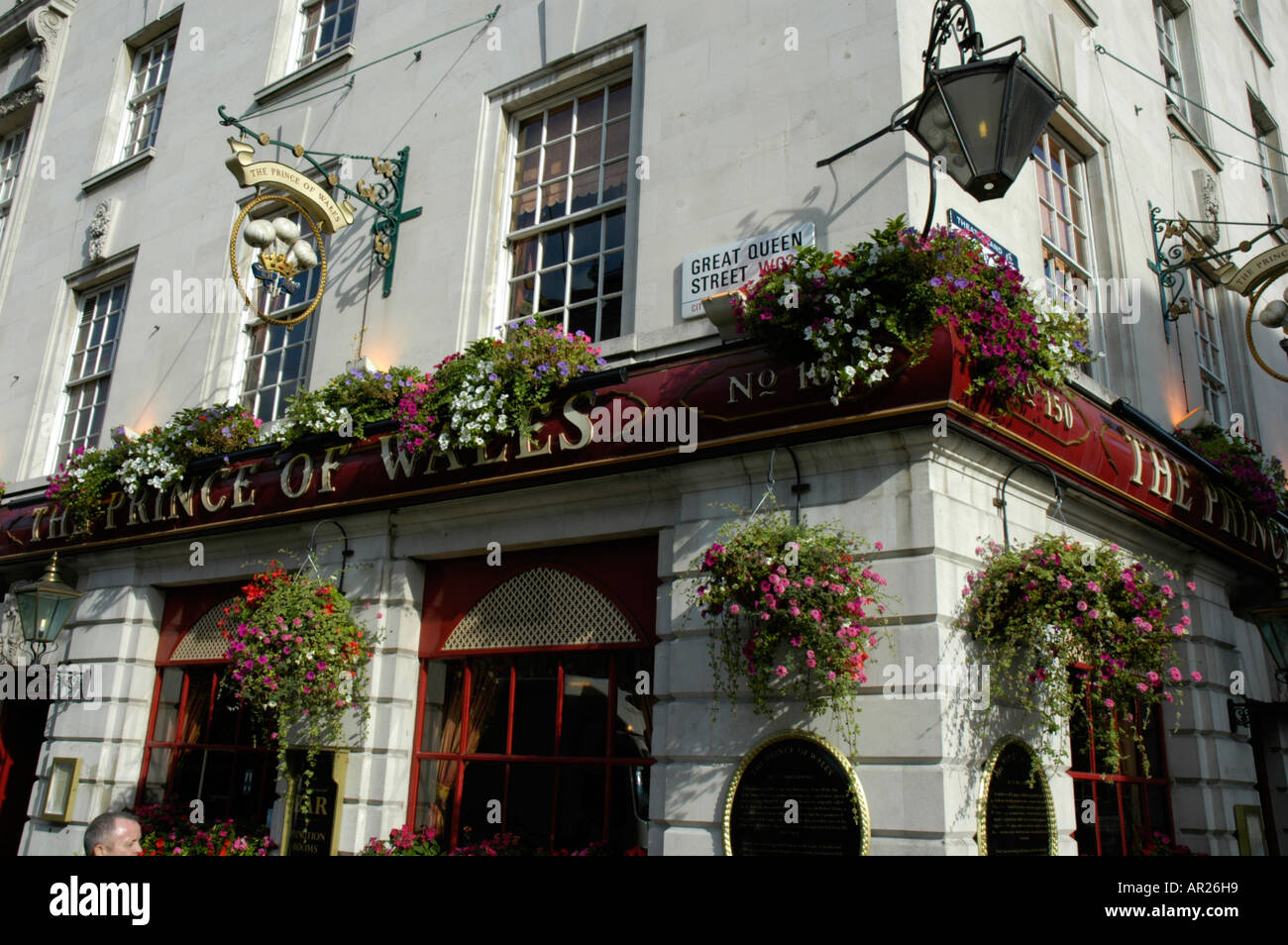 Die Prince Of Wales Kneipe an der Ecke von Drury Lane und Great Queen Street Covent Garden London UK Stockfoto