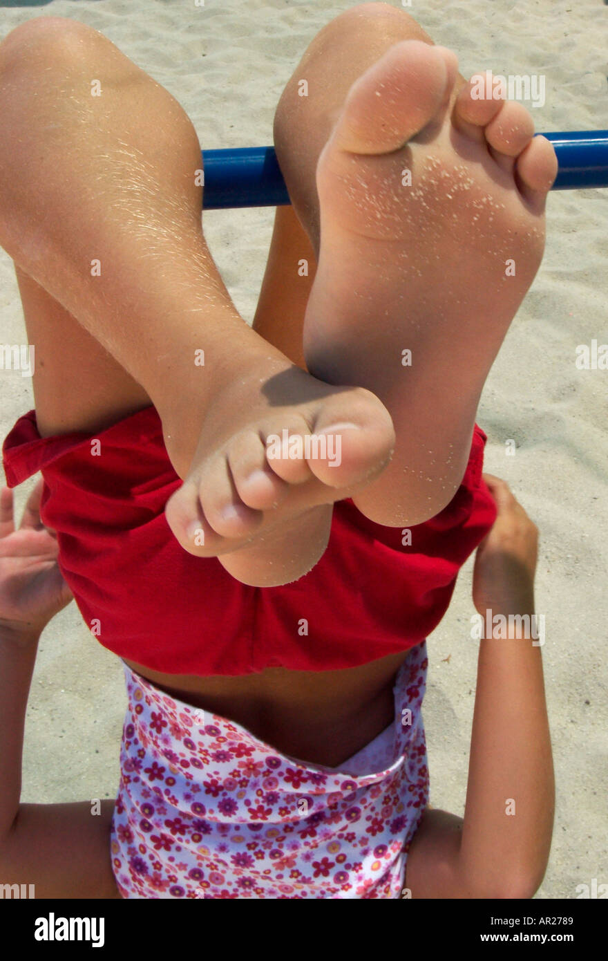 kopfüber auf Spielplatz bars Stockfoto
