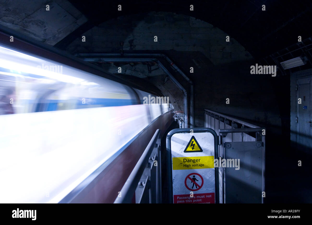 Jubilee Line-Zug nähert U-Bahn-Station Westminster - London Stockfoto