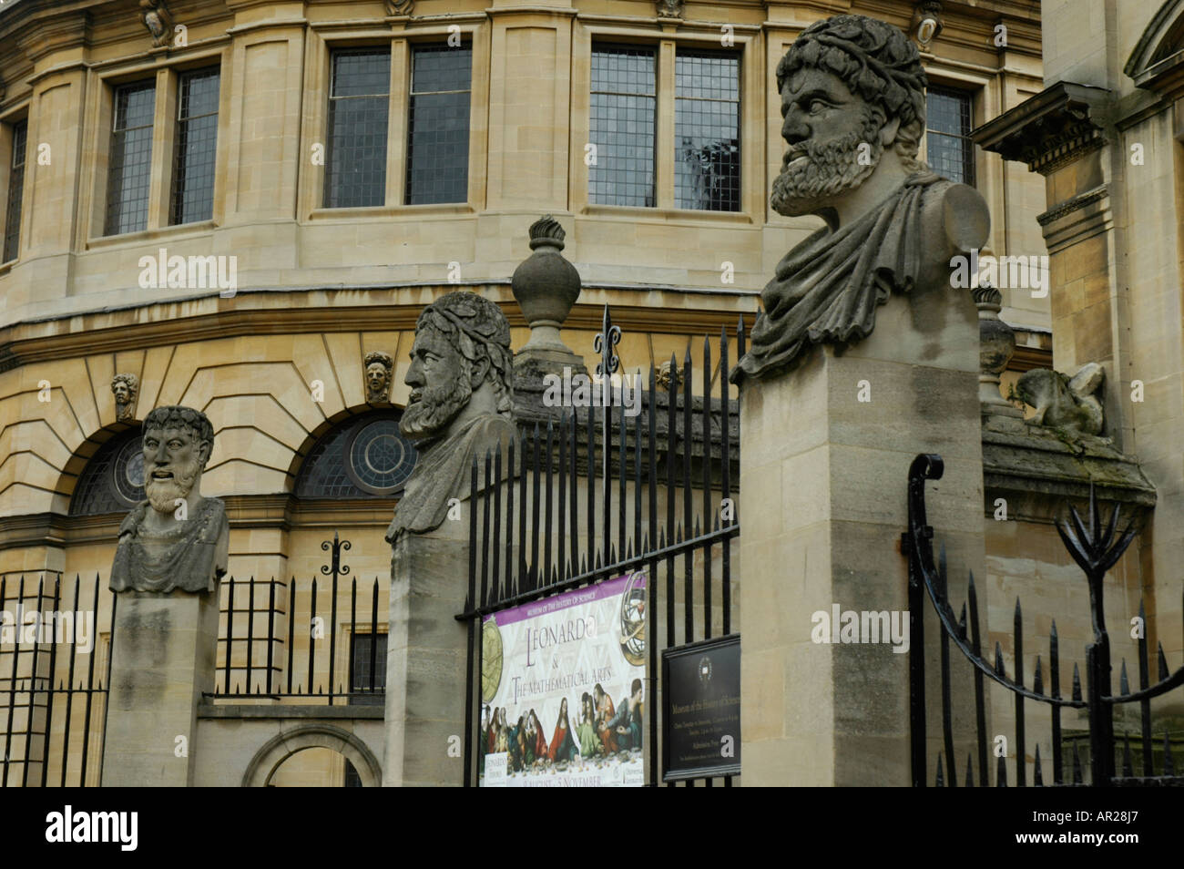 Sheldonian Theatre zeigt Statuen klassische Philosophen und Plakatwerbung Leonardo Da Vinci Ausstellung Oxford England Stockfoto