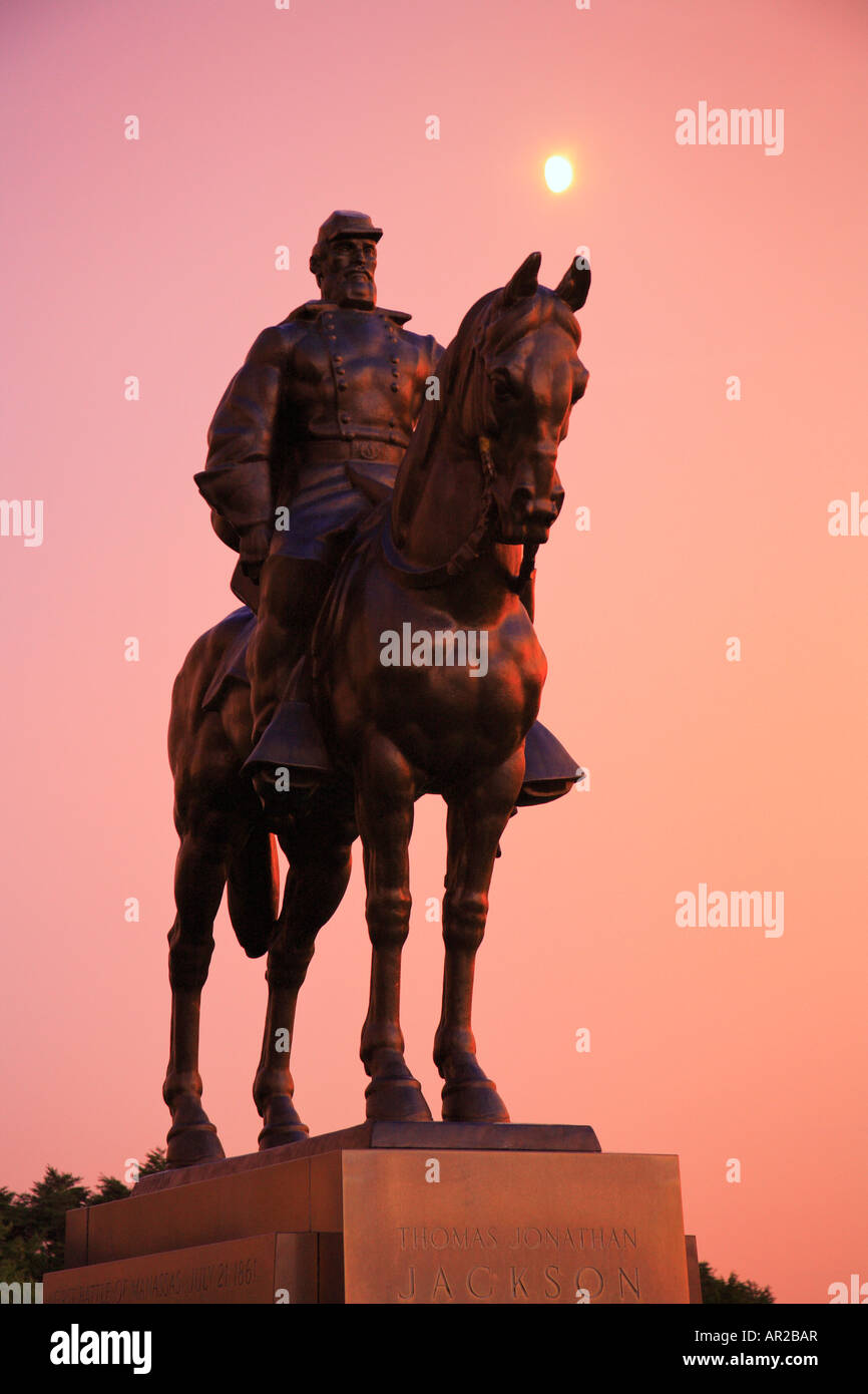 Vollmond und Statue von Stonewall Jackson, Manassas National Battlefield Park, Manassas, Virginia, USA Stockfoto