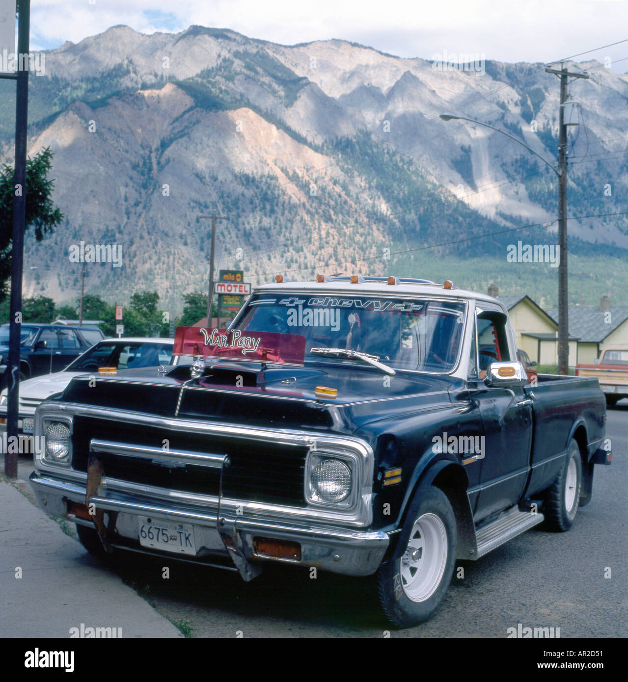 Schild "First Nations war Pony" auf dem Pickup-Truck an der Main Street und Blick auf das Cascade Mountains in der BC-Stadt Lillooet British Columbia Canada Stockfoto